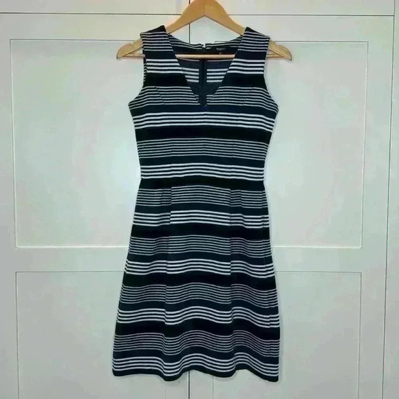 Madewell Dresses & Skirts - Madewell Gallerist Ponte V-Neck Dress Size XS